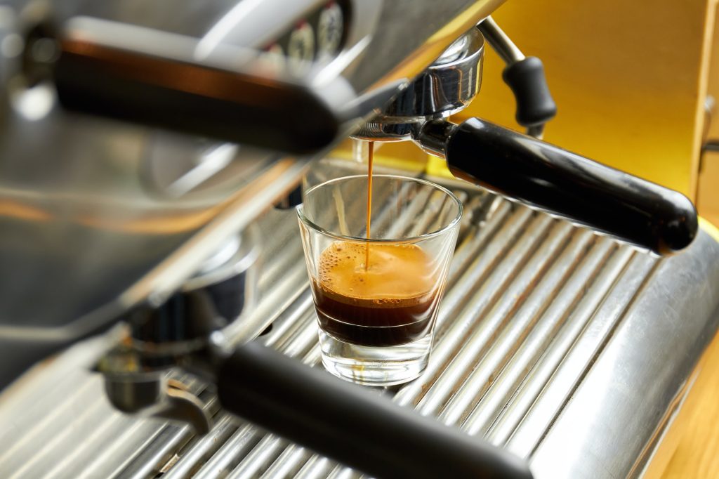 Kaffeemaschine gießt Espresso ein